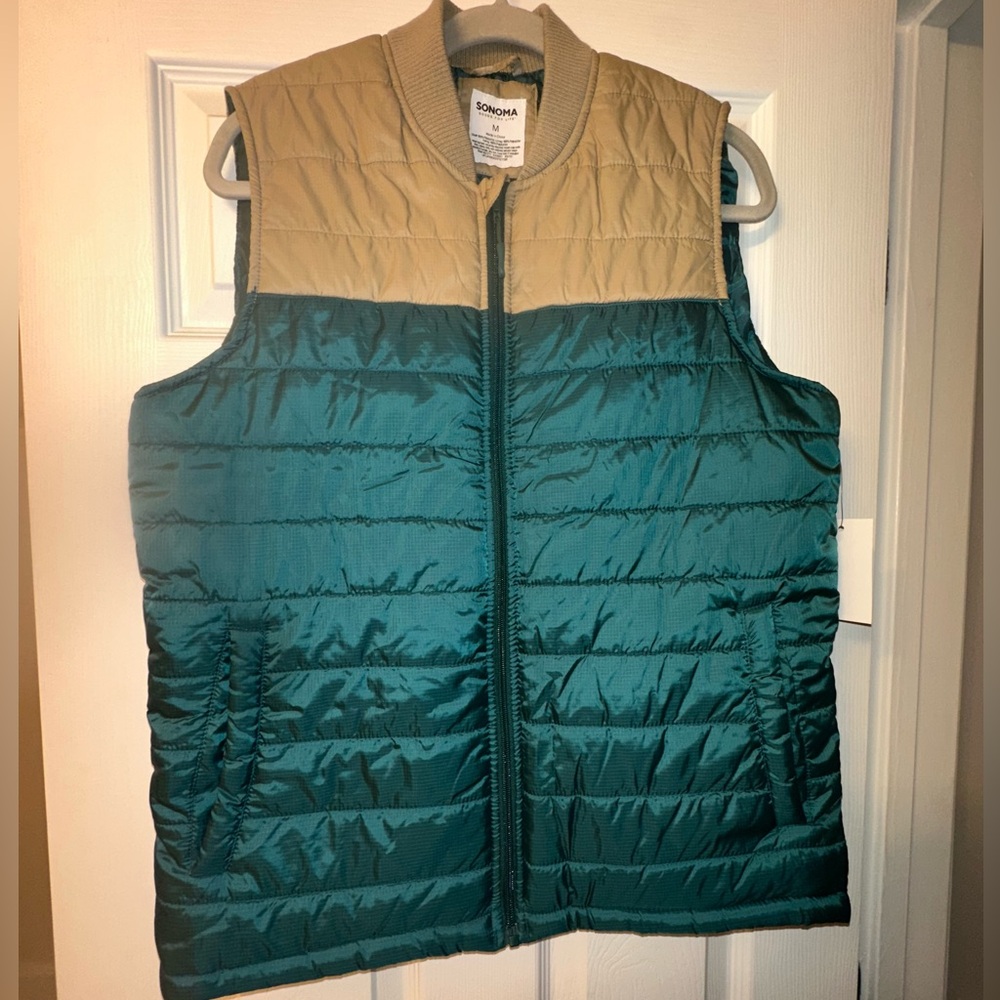 NWT Sonoma Men’s Emerald Green and Gold Quilted Vest
Sizes Small and Medium